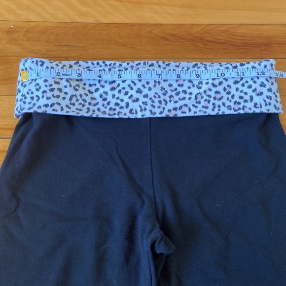 Victoria Secret XS leggings with leopard roll down waist - Picture 4 of 6
